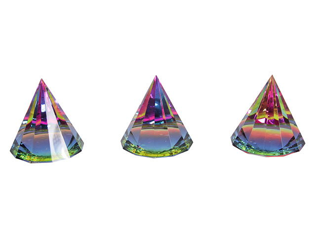 6CM CRYSTAL PYRAMID PAPERWEIGHT SOLD QTY6